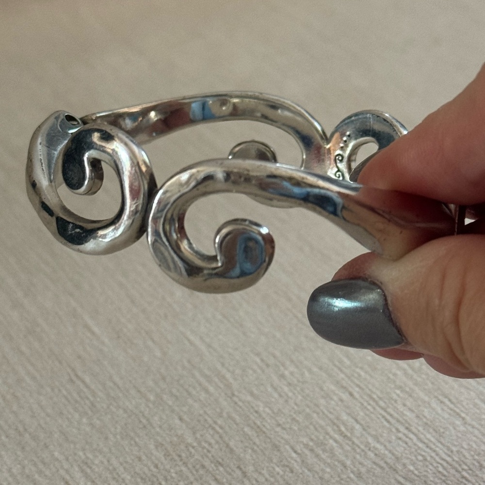 Vintage BRIGHTON scroll silver plated, hinged bangle - Picture 4 of 11